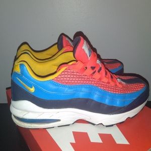 Boys NIKE Size 6.5 Shoe